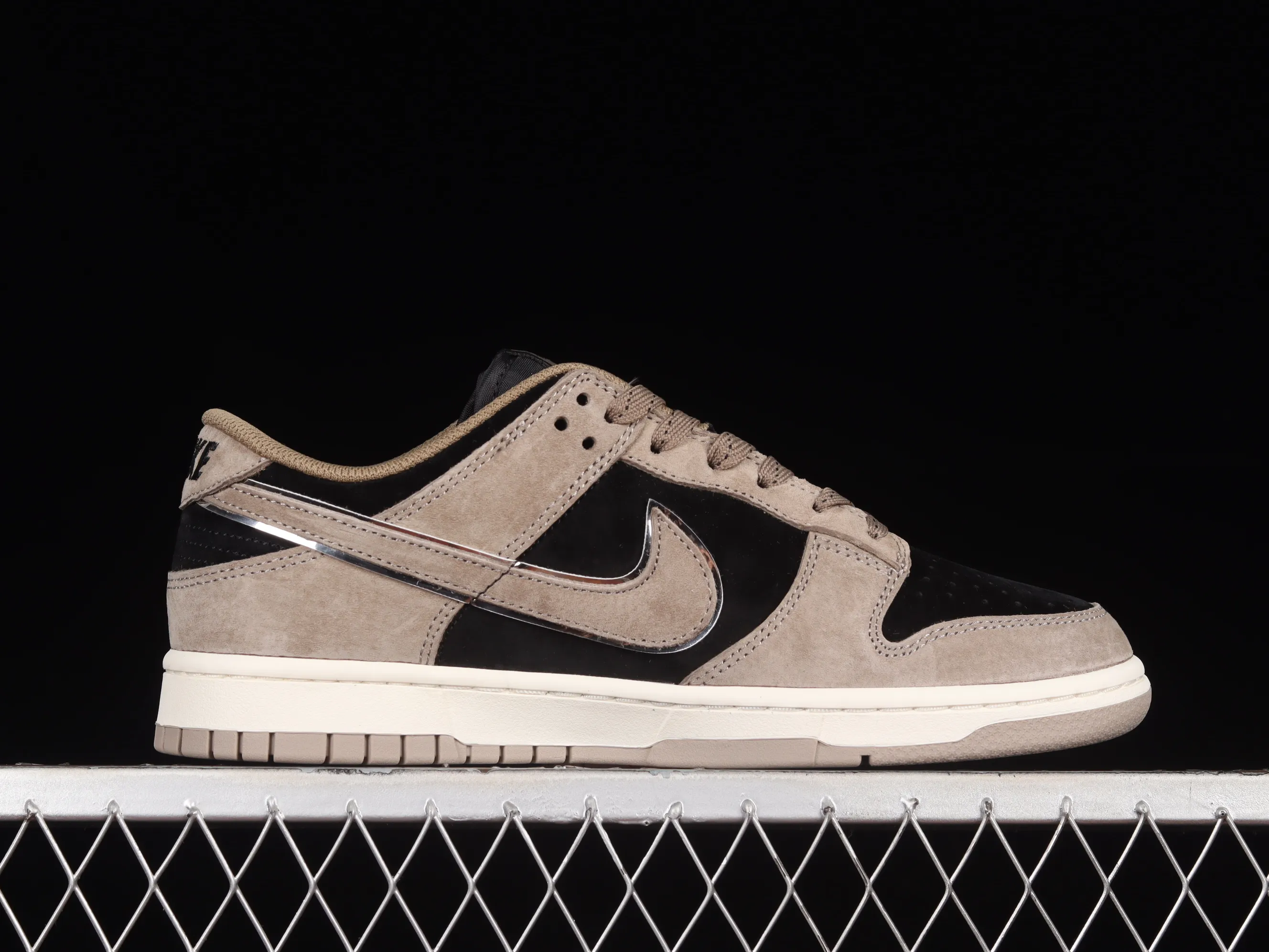All Categories Nk SB Dunk Series Nk SB Dunk Low Low-top sneakers Otomo Katsuhiro x Nk SB Dunk Low "Steamboy OST" Creative customization collaboration Otomo Katsuhiro co-branded SB low-top sports and leisure sneakers FF0918-013